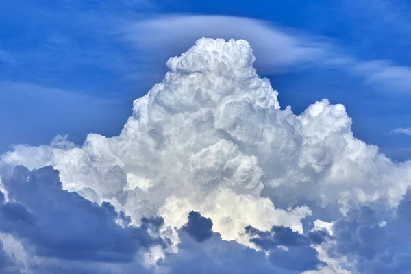 Fantazyjna biała chmura w kształcie góry — Zdjęcie stockowe