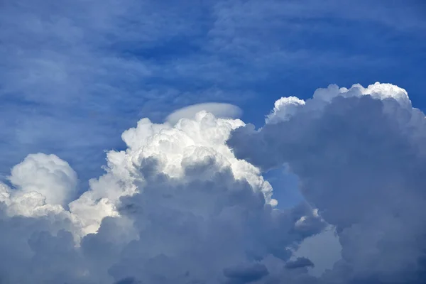 Awan besar dengan bentuk yang aneh. Langit berawan sebelum badai — Stok Foto