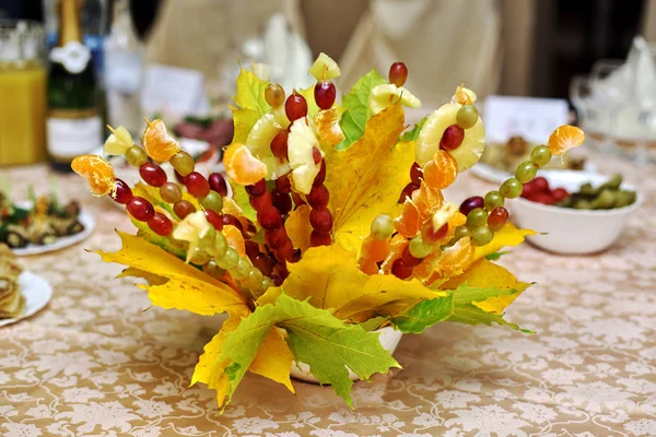 Ramo de frutas con hojas de otoño, primer plano Fotos De Stock Sin Royalties Gratis