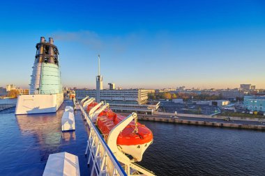 Cruise liner St Petersburg limanına girer, yukarı görünümü
