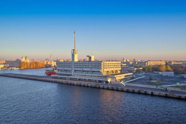 T St Petersburg deniz istasyonu binasının görünümü