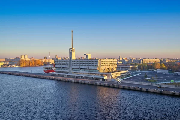 Vista del edificio de la estación marítima de San Petersburgo desde t Fotos De Stock