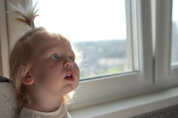 Dois anos de idade criança no canto da moldura com uma emoção de — Fotografia de Stock