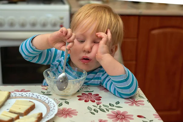 Bambino di tre anni con un viso macchiato di cibo e — Foto Stock