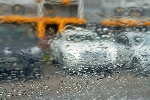 Blick durch ein nasses Autoglas an einem regnerischen Tag — Stockfoto