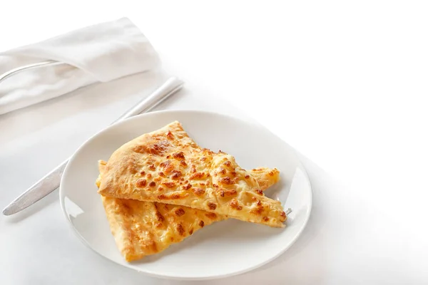 Khachapuri Gericht der georgischen Küche auf einem weißen Teller, Nahaufnahme — Stockfoto