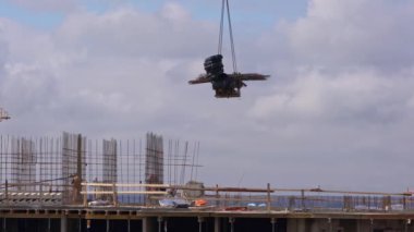 Bir ev inşa etmek, vinç demiri kaldırmak ve gökyüzünde malzeme inşa etmek.