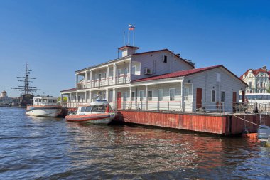 Petersburg, Rusya - 17 Ağustos 2019: Nehir istasyonu ve iki partizanlık kurtarma botuyla eski ahşap iskele