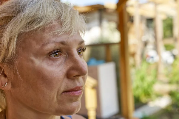 Retrato Una Mujer Cincuenta Años Una Persona Mira Borde Del — Foto de Stock