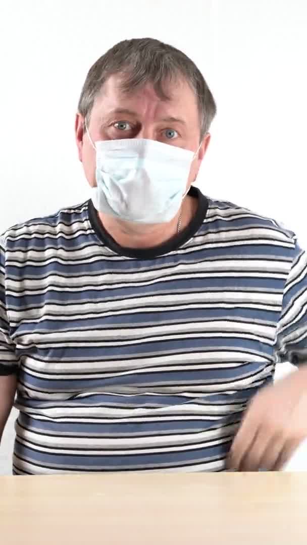Un homme porte un masque froisse image covid 19, la quitte et enlève son masque — Video