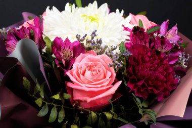 Farklı çiçeklerden bir buket. Çiçek yakın plan, arka plan ve doku. Doğanın parlak renkleri