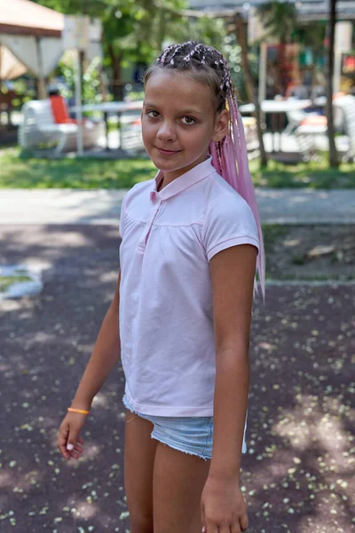 Retrato Uma Adolescente Com Tranças Rosa Trançadas Uma Blusa Shorts — Fotografia de Stock