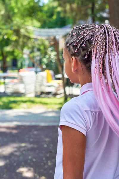 Uma Adolescente Com Cabelo Rosa Trançado Olha Para Longe Câmera — Fotografia de Stock