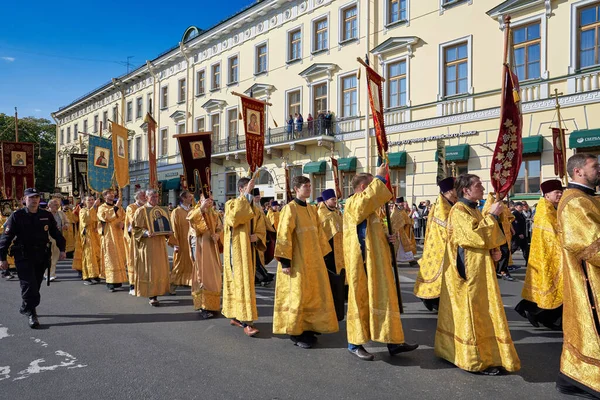 圣彼得堡 2019年6月12日 城市街道上的宗教游行 夏日阳光明媚的教会假日 — 图库照片
