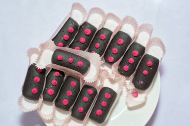 Beyaz kağıt sepetlerin üzerinde kahverengi browni patatesleri. Bir tabak tatlı, üst manzara.