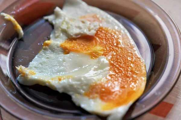 Jajko Smażone Pieczonym Żółtkiem Przezroczystej Talerzu Poranne Jedzenie — Zdjęcie stockowe
