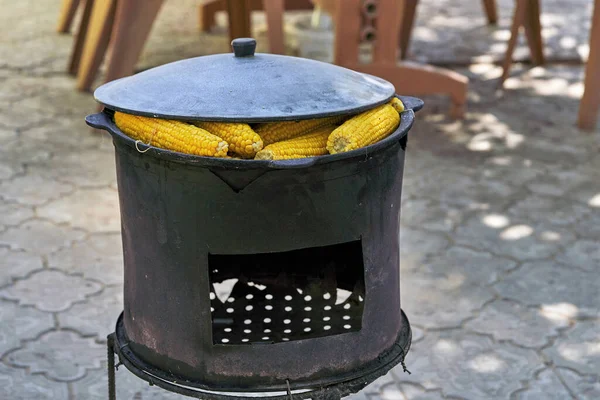 Caldeirão Ferro Fumado Com Orelhas Amarelas Milho Cozido Coberto Com — Fotografia de Stock