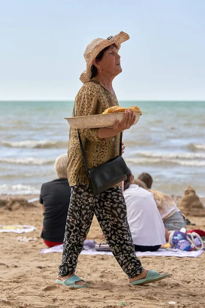 Una Mujer Con Sombrero Ropa Camina Por Playa Llevando Una — Foto de Stock
