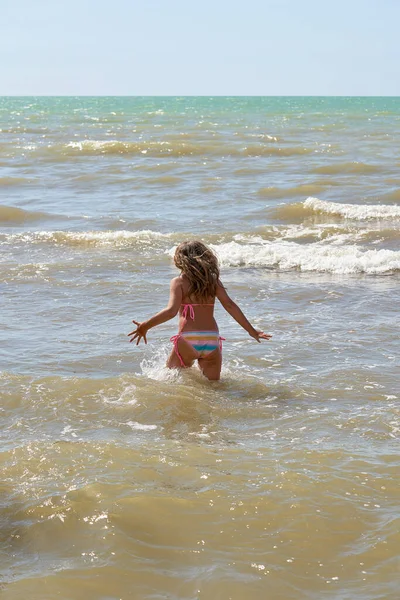 Une Adolescente Maillot Bain Promène Dans Mer Avec Des Vagues — Photo