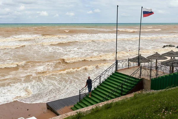 Figura Masculina Solitaria Orilla Del Mar Sobre Fondo Grandes Olas — Foto de Stock