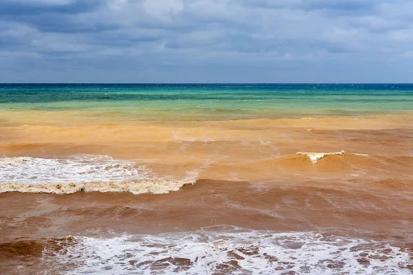 Mar Diferentes Colores Sombras Sobre Fondo Del Cielo Nublado — Foto de Stock