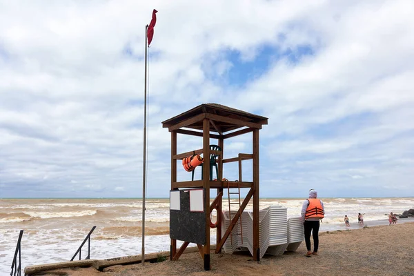 Torre Rescate Salvavidas Chaleco Naranja Orilla Durante Una Tormenta Playa — Foto de Stock
