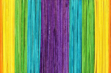Parlak gökkuşağı renk desenli renkli ahşap duvar dokusu.