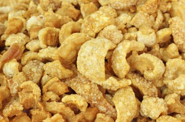 Markette domuz eti ya da domuz eti kaşıma, kızarmış domuz derisi ve kabarcık Tayland 'ın kuzeyinde geleneksel yemektir..