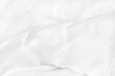 Yatak odasındaki beyaz çarşafı ve kırışık battaniyeyi kapat. Sabah uyandıktan sonra..