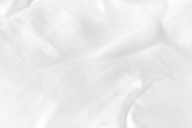 Yatak odasındaki beyaz çarşafı ve kırışık battaniyeyi kapat. Sabah uyandıktan sonra..