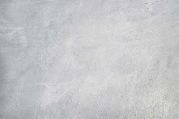 Eski kirli doku, beyaz gri renkli beton duvar. Arkaplan ve tasarım için çatlak ve kaba sıva detaylarıyla..