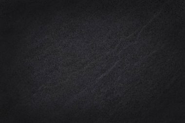 Arka plan ve tasarım çalışmaları için yüksek çözünürlüklü doğal desenli koyu gri kayrak dokusu. Siyah taş duvar.