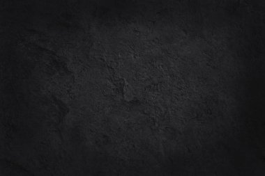 Arka plan ve tasarım çalışmaları için yüksek çözünürlüklü doğal desenli koyu gri kayrak dokusu. Siyah taş duvar.