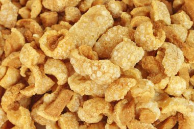 Markette domuz eti ya da domuz eti kaşıma, kızarmış domuz derisi ve kabarcık Tayland 'ın kuzeyinde geleneksel yemektir..