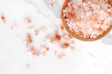 Himalaya pembe kaya tuzu beyaz mermer masadaki tahta kasede fotokopi alanı ile birlikte..