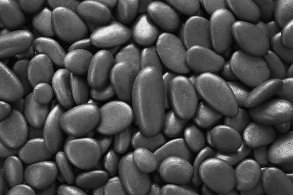 Закрыть натуральный черный серый камешек, текстура декоративного камня гравия для фона и дизайна.