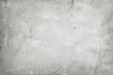 Eski kirli doku, beyaz gri renkli beton duvar. Arkaplan ve tasarım için çatlak ve kaba sıva detaylarıyla..