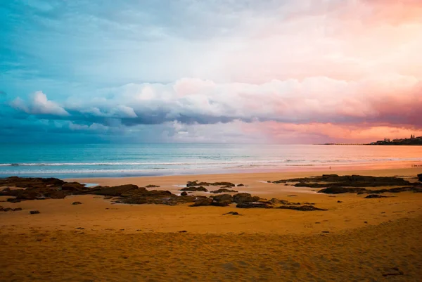 Alto Contrasto Cielo Blu Rosso Sul Mare — Foto Stock