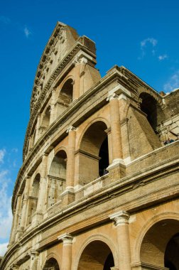 Roma 'da Roma Kolozumu. İtalya' da gökyüzü arkaplanı açık.