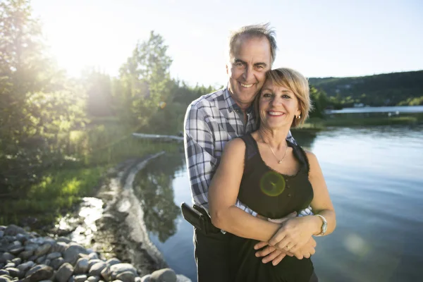 Casal ao ar livre por lago se divertindo — Fotografia de Stock