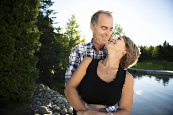 Pareja al aire libre por el lago pasar un buen rato — Foto de Stock