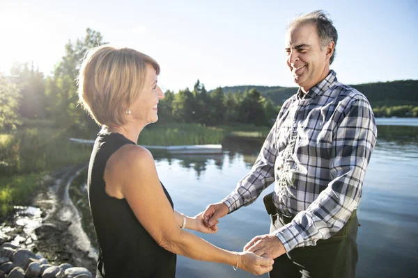 Pareja al aire libre por el lago pasar un buen rato — Foto de Stock