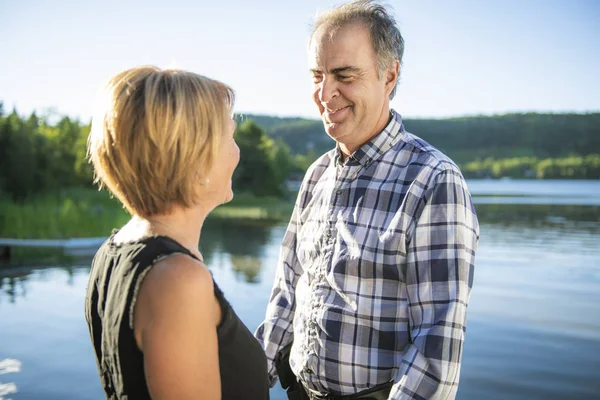 Pareja al aire libre por el lago pasar un buen rato — Foto de Stock