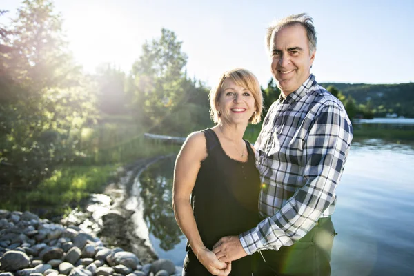 Pareja al aire libre por el lago pasar un buen rato — Foto de Stock