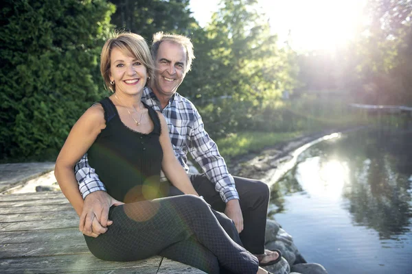 Una Pareja Aire Libre Junto Lago Pasándola Bien — Foto de Stock