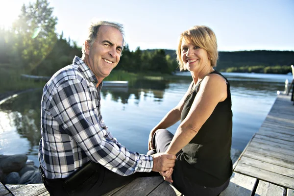 Paar vergnügt sich draußen am See — Stockfoto