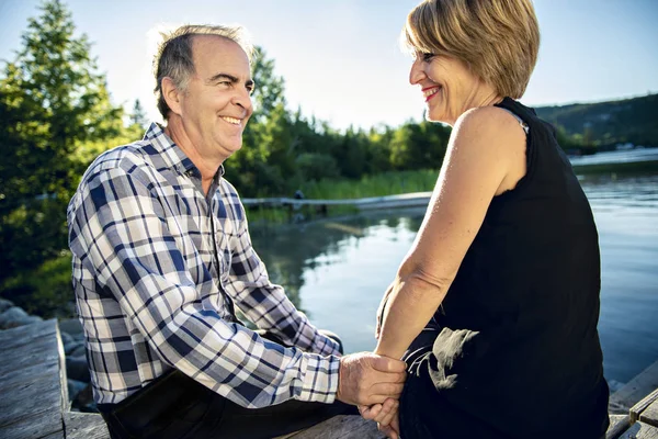 Couple outdoors by lake having good time — Stock Photo, Image