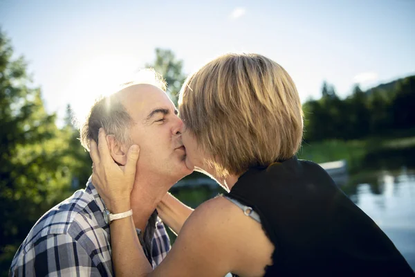 Casal ao ar livre por lago se divertindo — Fotografia de Stock