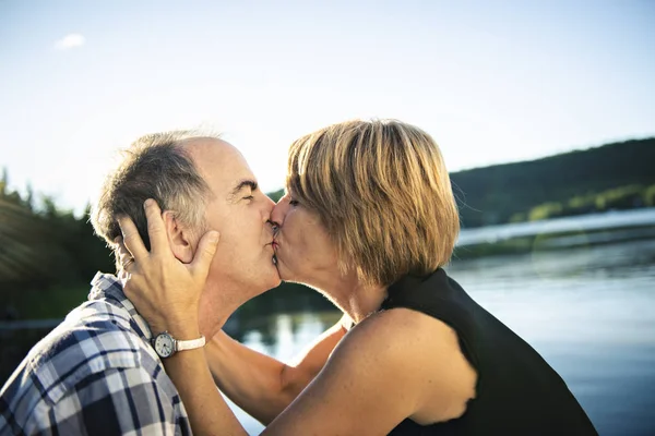 Couple outdoors by lake having good time — Stock Photo, Image