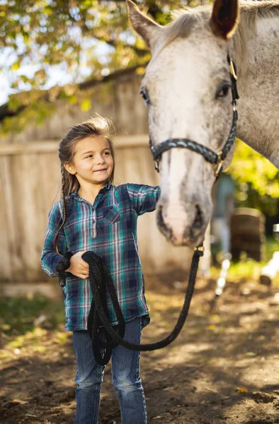 En una hermosa temporada de otoño de una niña y un caballo — Foto de Stock